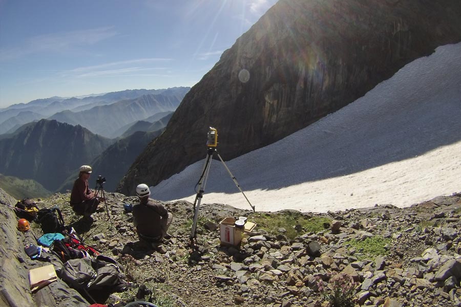 Topographie en Ariège, pour établir un plan à grande échelle avec différents moyens ingénieux.