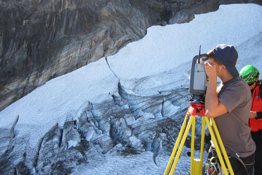 Topographie en Ariège, pour établir un plan à grande échelle avec différents moyens ingénieux.